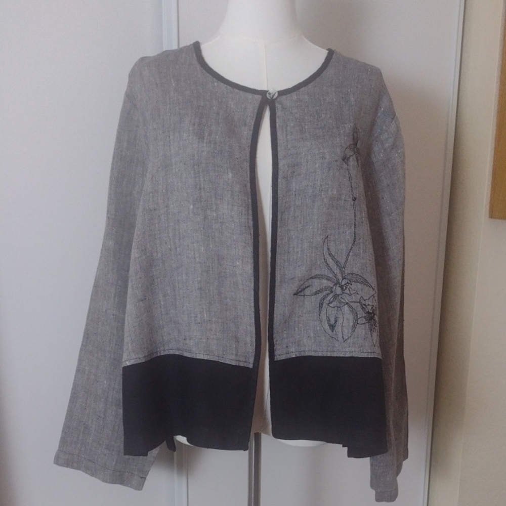 Studio Ease Elegant Black and Gray Jacket